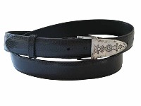 Men belts - Ethno-Man belts - 999-E0001 / 30 staro srebro Etno moški usnjeni pasovi so sestavljeni iz dveh plasti. Moški usnjeni pasovi so izdelani iz zelo kvalitetnega govejega usnja, serija 090000. Usnjeni pasovi izvedbe premium so  podloženi s pravim usnjem, v izvedbi klasik so moški pasovi podloženi s plastjo iz recikliranega usnja. Etno moški usnjeni pasovi so posebni zaradi ročno kovane in obdelane pasne zaponke, okrašene z globinsko odtisnjenim reliefom. Zaponka je na usnjenem jezičku in z vijakom pritrjena na moški pas kar vam omogoča enostavno krajšanje usnjenega pasu.